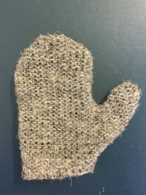 Рукавица жёсткая для сухого пилинга, Италия. Фото